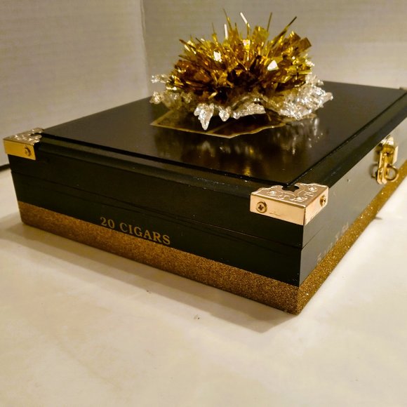 Suenos de Saundra Upcycled Grande Cedar Cigar Box, Jewelry/Storage Box - Picture 4 of 13